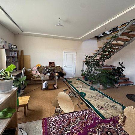Emir Guest House In カラコル エクステリア 写真