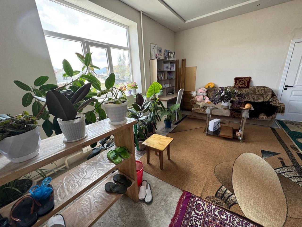 Emir Guest House In カラコル エクステリア 写真